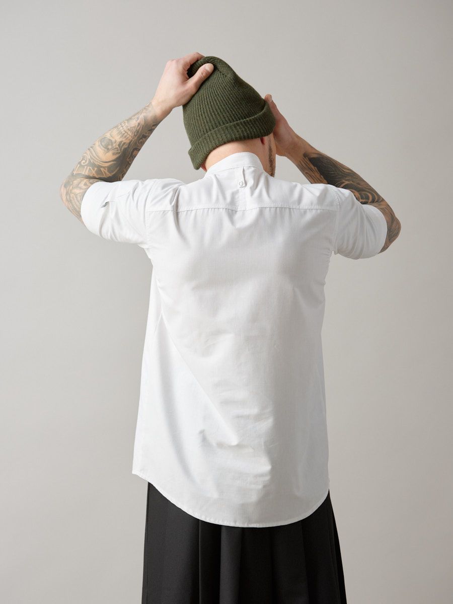 Unisex skjorte med korte ærmer lavet af kasserede lagner. Komposition 70% bomuld/30% polyester.