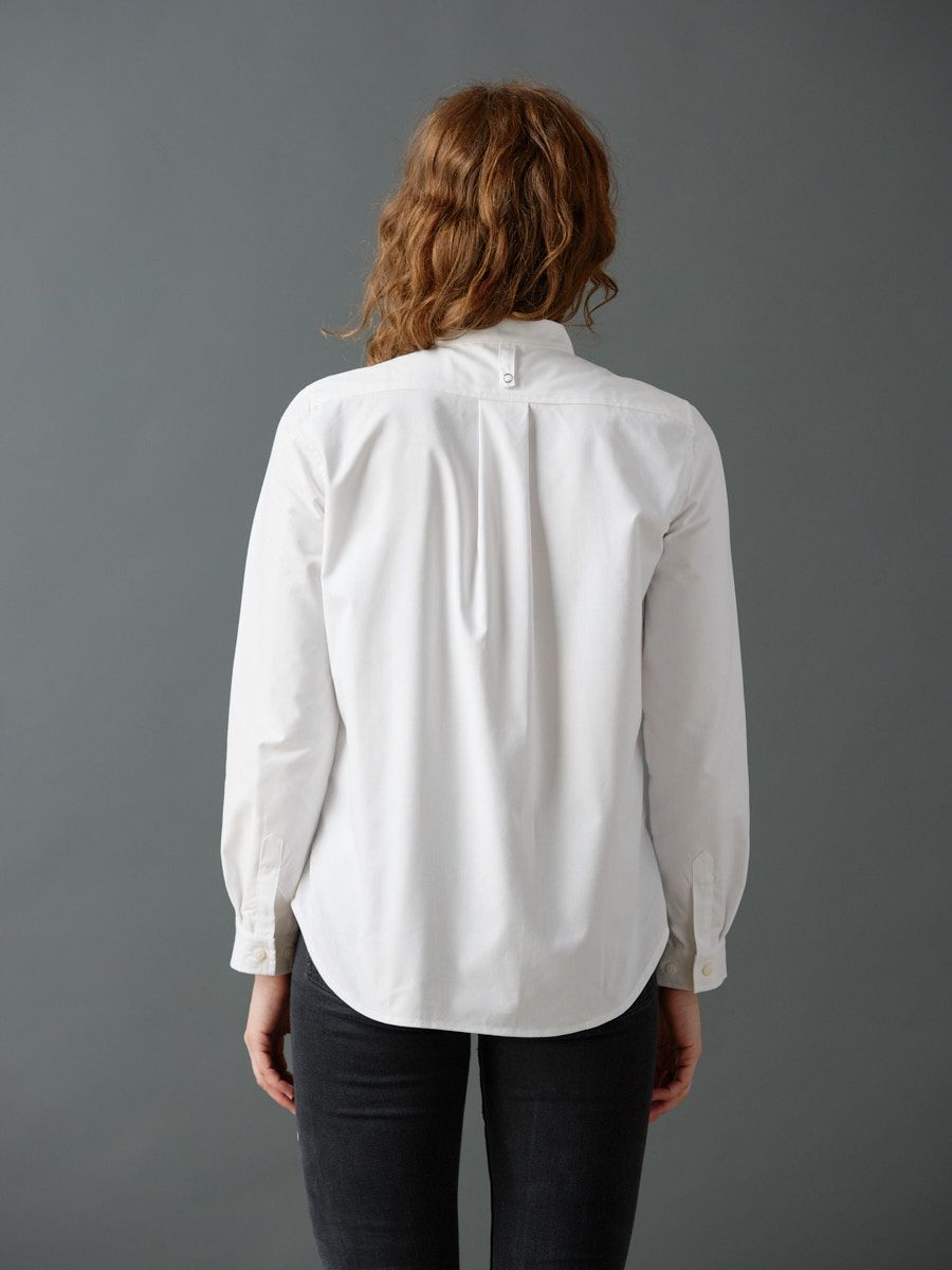 Hvid dameskjorte med lange ærmer, kinakrave og manchetter. Indsat detalje på forstykket.
