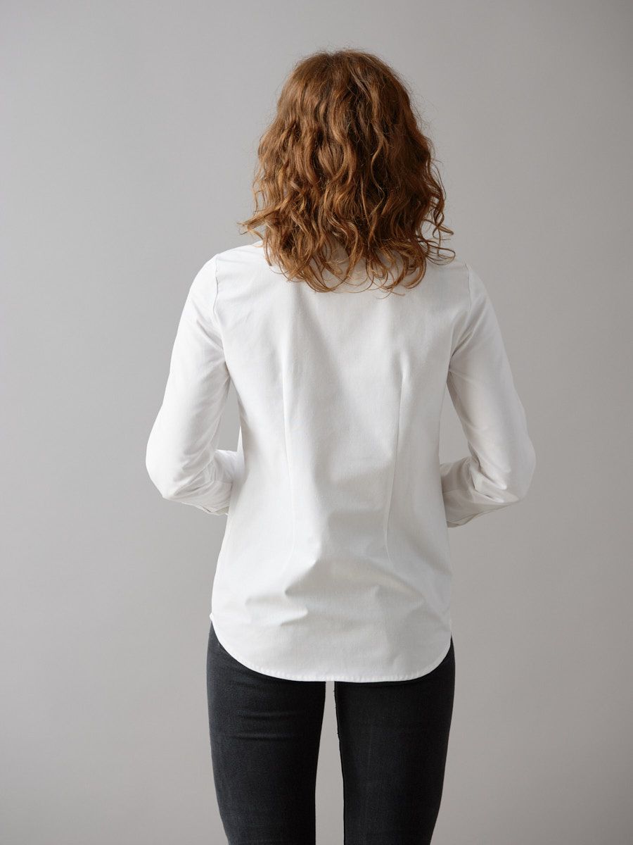Langærmet hvid dameskjorte m. klassisk krave og manchetter. Brystindsnit og indsnit bag.