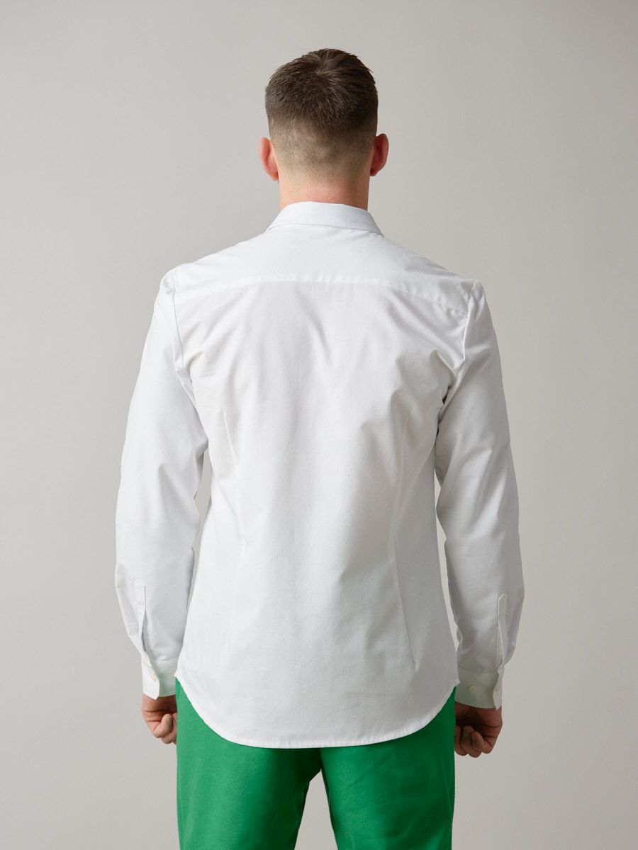 Langærmet hvid herreskjorte med klassisk krave og manchetter.